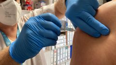 Un voluntario participa en el ensayo cl�nico de la vacuna de Hipra en el Hospital Regional de M�laga