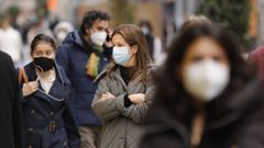 Imagen de archivo de gente con mascarillas por las calles de Vigo
