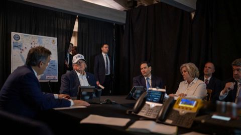 El presidente estadounidense, Donald Trump, siguiendo la operaci&oacute;n desde la Casa Blanca.