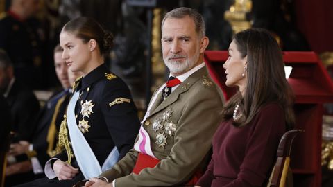 El rey Felipe VI, la reina Letizia y la princesa de Asturias, Leonor, durante la celebracin de la Pascua Militar este lunes en el Palacio Real en Madrid