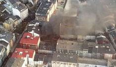 <span lang= es-es >La imagen superior, tomada desde el aire, refleja la magnitud del incendio; tambi�n permite apreciar la avenida de A Coru�a repleta de p�blico siguiendo el percance. </span>