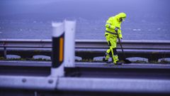 Un trabajador limpiando los restos que deja el anegamiento de la autov�a a Mar�n