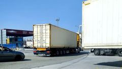 De cerca. El último contenedor requisado, en julio, se dejó salir del puerto de Vigo, seguido por agentes de Vigilancia Aduanera tras constatar que entre la arena de gato había cocaína oculta. El contenedor procedía de Brasil y la mercancía legal que transportaba servía de pantalla para ocultar la cocaína.