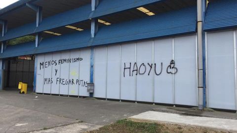 Pintadas machistas en el Instituto Santa B�rbara de La Felguera, Langreo