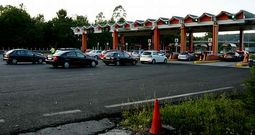 <span lang= es-es >Fluidez en Teo, con todas las cabinas activas</span>. A �ltima hora de la tarde de ayer, y a pesar de que el tr�fico era intenso, se circulaba con normalidad por el peaje de la autopista AP-9 en Teo, donde hab�a hasta ocho carriles abiertos al tr�fico. 