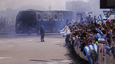 El autob�s del Deportivo llegando a Abanca Riazor en un recibimiento multitudinario