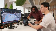 Xi�n Priego (derecha) y Daniel Men�ndez, manejando su Sistema de Revisi�n de V�deo.