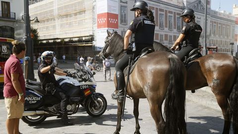 Varios agentes de la Polica Nacional patrullan en la Plaza de la Puerta del Sol en Madrid