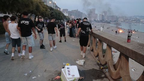 Las playas de Riazor y Orz�n amanecen llenas de basura tras la noche de San Xo�n