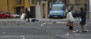 Las calles donde se celebr� ayer el mercadillo de la Sardi�eira, llenas de basura y de gaviotas tras recoger los puestos.