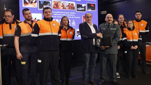 Rafael Berguillo, teniente coronel de la Guardia Civil de Ourense entreg� la medalla de plata a la agrupaci�n de Parada de Sil, encabezada por su alcalde, Aquilino Dom�nguez
