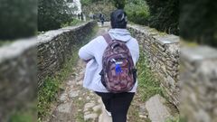 Una de las mujeres que intenta pedir dinero a los peregrinos en Sarria