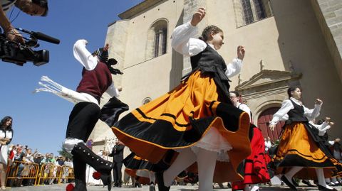 Integrantes de un grupo de danza tradicional bailan una muieira, en una fotografa de archivo