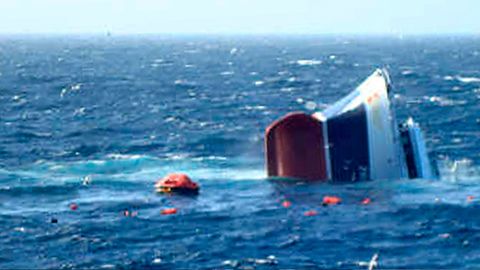 El barco, hundido de popa, poco antes de desaparecer definitivamente