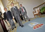 D�a hist�rico en Raxoi. El 14 de marzo del 2012, Feijoo respald� el inicio del proceso de fusi�n de Oza y Cesuras.