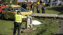 Mueren tres j�venes en Valdovi�o al chocar con su coche contra un poste de hormig�n