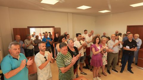 Integrantes de la corporacin, vecinos y amigos participaron este lunes en el acto de homenaje a Manuel Lourenzo en O Valadouro