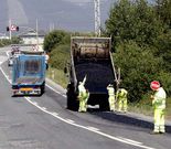 <span lang= es-es >Remiendos poco �tiles</span>. Parches que no evitan saltos salpican la muy deteriorada N-642 en Nois, Cangas, Fazouro, Foz o Ma�ente.