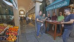 La plaza de Santiago, que comenz su transformacin hace 25 aos, ha logrado el equilibrio entre los puestos de toda la vida y la hostelera. 