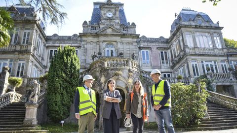 La fachada principal con escalera imperial del pazo de Lourizán