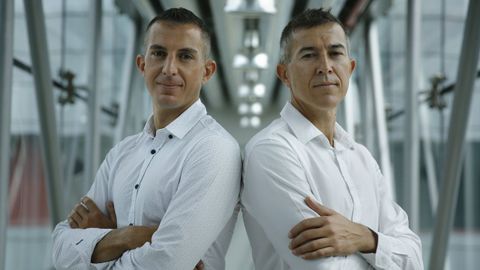 Javier, a la izquierda, junto a su hermano Ignacio, que continuar como asistente de VAR