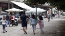 La noticia del brote de coronavirus en Ribeira no ha afectado la vida cotidiana de los vecinos, salvo alg�n comentario sobre la situaci�n. La mejor�a del tiempo por la tarde permiti� disfrutar de las terrazas, como se ve en la foto, con la consiguiente distancia de seguridad entre las mesas. El concello, de momento, no piensa adoptar medidas extraordinarias