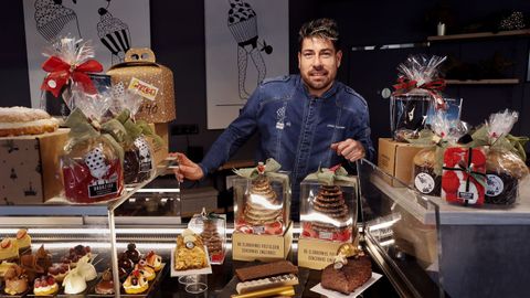 Pablo Morales, de Habaziro, con parte de su oferta de dulces