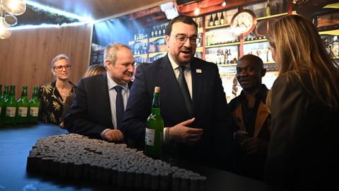 El presidente del Principado, Adri�n Barb�n, acompa�ado por el ministro Jordi Hereu (i) visita el stand Asturias este viernes en la Feria Internacional de Turismo Fitur 2026.