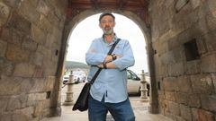 <span lang= gl >Nuevo Cal, nunha fotograf�a tomada na porta de Carlos V, en Viveiro</span>