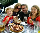Los valencianos �ngeles y David, con sus hijos, en la pulper�a de Mugardos El Muelle 43. 