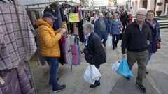 El mercadillo de Noia sigue atrayendo a una gran cantidad de compradores.