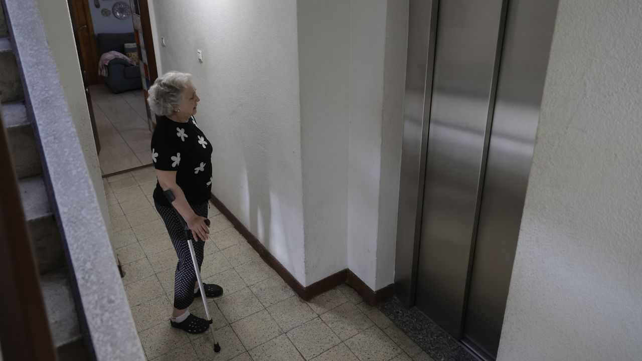 Una fosa séptica inutiliza un ascensor en A Coruña y mantiene aislada a una mujer de 78 años