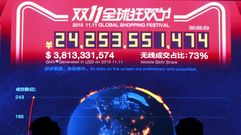 Pantalla con datos en tiempo real de las transacciones en el mundo de Alibaba en el Gran Festival de Compras