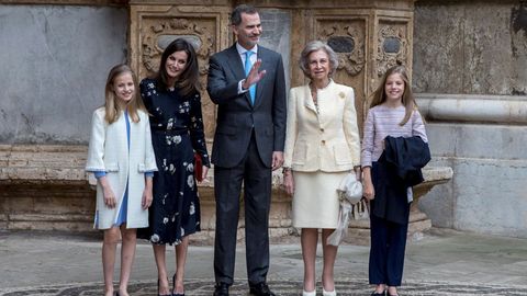 La familiaantes de entrar en la misa de Pascua en Mallorca
