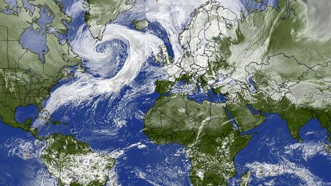 Imagen satelital de la profunda borrasca y su frente al sur de Groenlandia