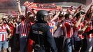 La afición gijonesa recibe al Sporting en el Molinón antes del partido contra el Real Oviedo