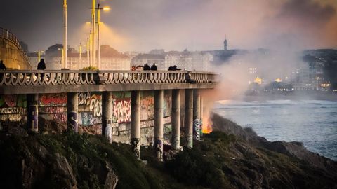 Los bomberos de A Corua tuvieron que sofocar este mircoles un incendio en el camino inferior del paseo martimo