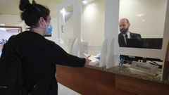 En la recepci�n del Almirante se ha instalado mamparas protectoras como medida de seguridad