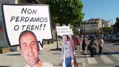 Figuras de cart�n con retratos de candidatos de Espera Monforte en la plaza de la Compa��a