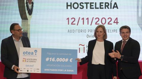  El presidente de OTEA, Jos Luis Almeida (d), hace entrega de un cheque a los presidentes de hosteleros de Valencia y Albacete como ayuda a los damnificados por la DANA durante la entrega de los Premios Nacionales de Hostelera que se ha celebrado hoy martes en el Auditorio Prncipe Felipe Oviedo