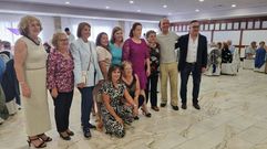 El gaiteiro Carlos N��ez asisti� por sorpresa a la celebraci�n en el Hotel Scala del vig�simo aniversario de la Asociaci�n de Mulleres Rurais A Carballeira, de Extramundi. En la foto, empezando por la izquierda: Carmen Rey Rey (no es directiva de la asociaci�n), Carmi�a Quint�ns Rodr�guez, Carmina Bustelo Rial (concejala), Vanessa Quint�ns Blanco, Carmi�a Buj�n Lapido, Carmen Castro Gonz�lez y Carmi�a Iglesias Castro, con Carlos N��ez y Francisco Garc�a. Y agachadas, por la izquierda, Lorena Couso Dopazo (concejala) y Mar�a Gens Lois.