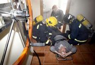 Imagen de un simulacro realizado por los bomberos de Carballo recientemente.