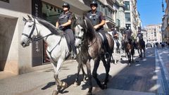 La unidad equina de la Guardia Civil, pasando este lunes por la calle Michelena, en Pontevedra
