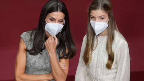 Letizia y Sofa, durante las audiencias en el Reconquista de Oviedo