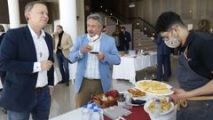 Descanso para tomar el aperitivo en el pleno del Concello Ourense del mes de abril