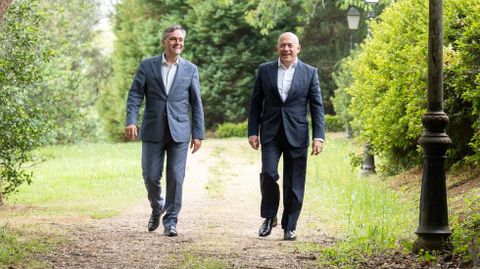 Roberto Tojeiro, a la izquierda, da el relevo a Marcos L�pez�al frente�de Reganosa
