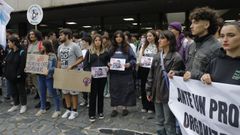 M�s de un centenar de j�venes se reunieron a las apuertas de la Facultade de Econ�micas de la USC