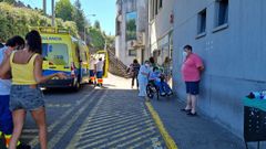 Acompa�antes de pacientes, en el exterior del servicio de urgencias de Montecelo