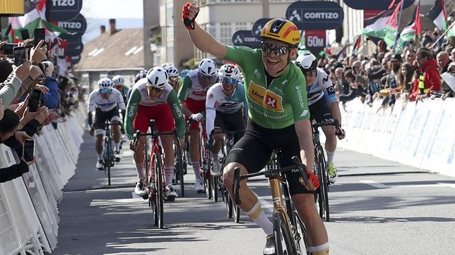 Magnus Cort Nielsen, celebrando el triunfo de la �ltima etapa del 2025 en Santiago.