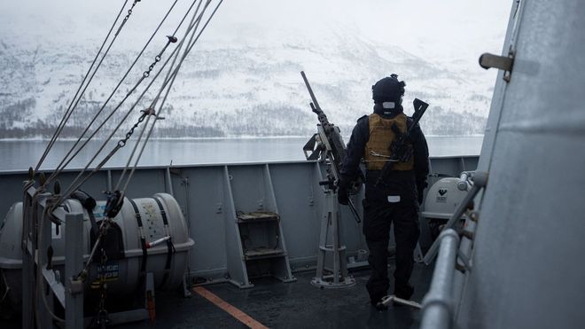 El artillero reclutado del KNM Thor Heyerdahl mantiene la defensa cercana de su buque en entornos costeros frente a Harstad, Noruega, al inicio del ejercicio Cold Response 2026 en esta foto sin fecha publicada por Norwegian Defense.